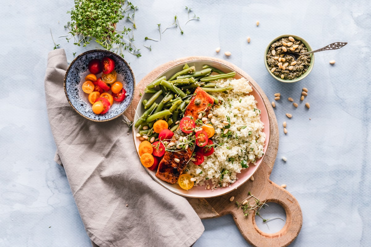 Piatto di riso integrale con verdure saltate e proteine
