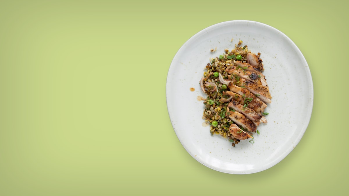 Pesce cotto al forno con contorno di verdure aromatizzate